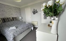 Villa - Sleeps 6 - Pets Ok - Pool - Parking